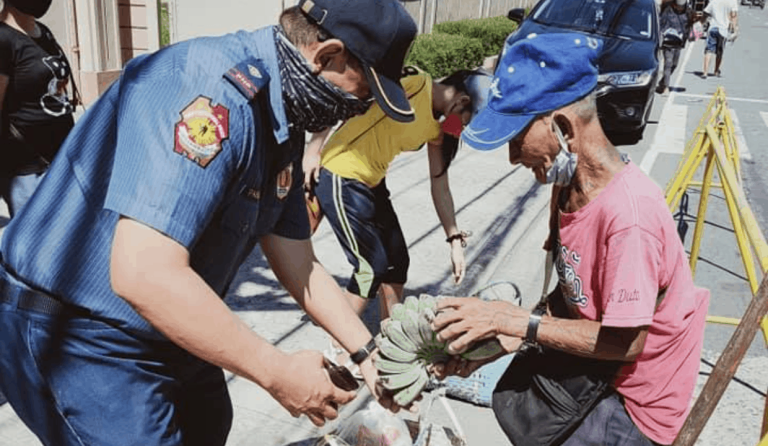 Cop who bought all bananas a street vendor was selling goes viral