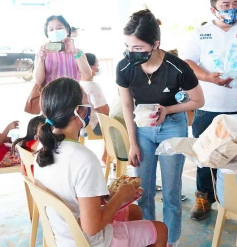 LOOK: Jane de Leon distributes relief packs at evacuation centers in Marikina