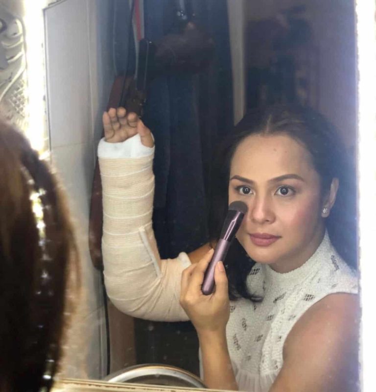 LOOK: Nikki Valdez does her own makeup after suffering a wrist injury