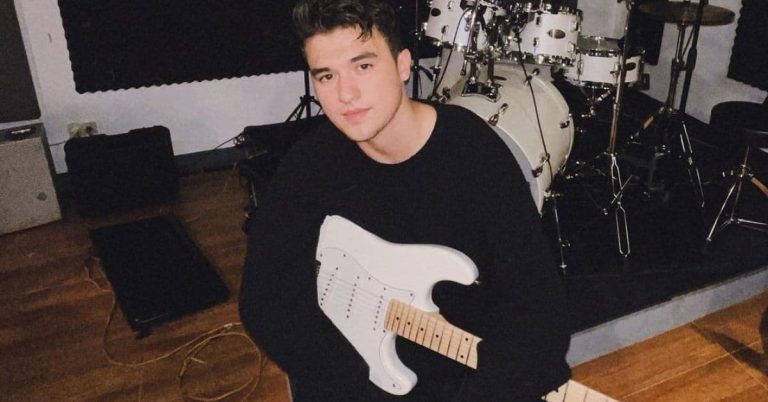 WATCH: Markus Paterson sings about being ‘OK to not be OK with yourself’ in Help MV