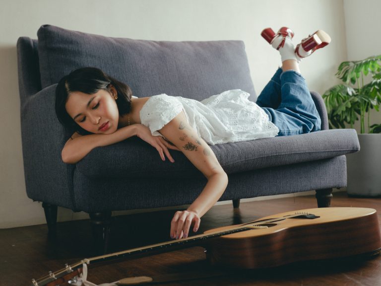 Clara Benin releases deluxe edition of ‘befriending my tears’ with new tracks, remixes, and live recordings
